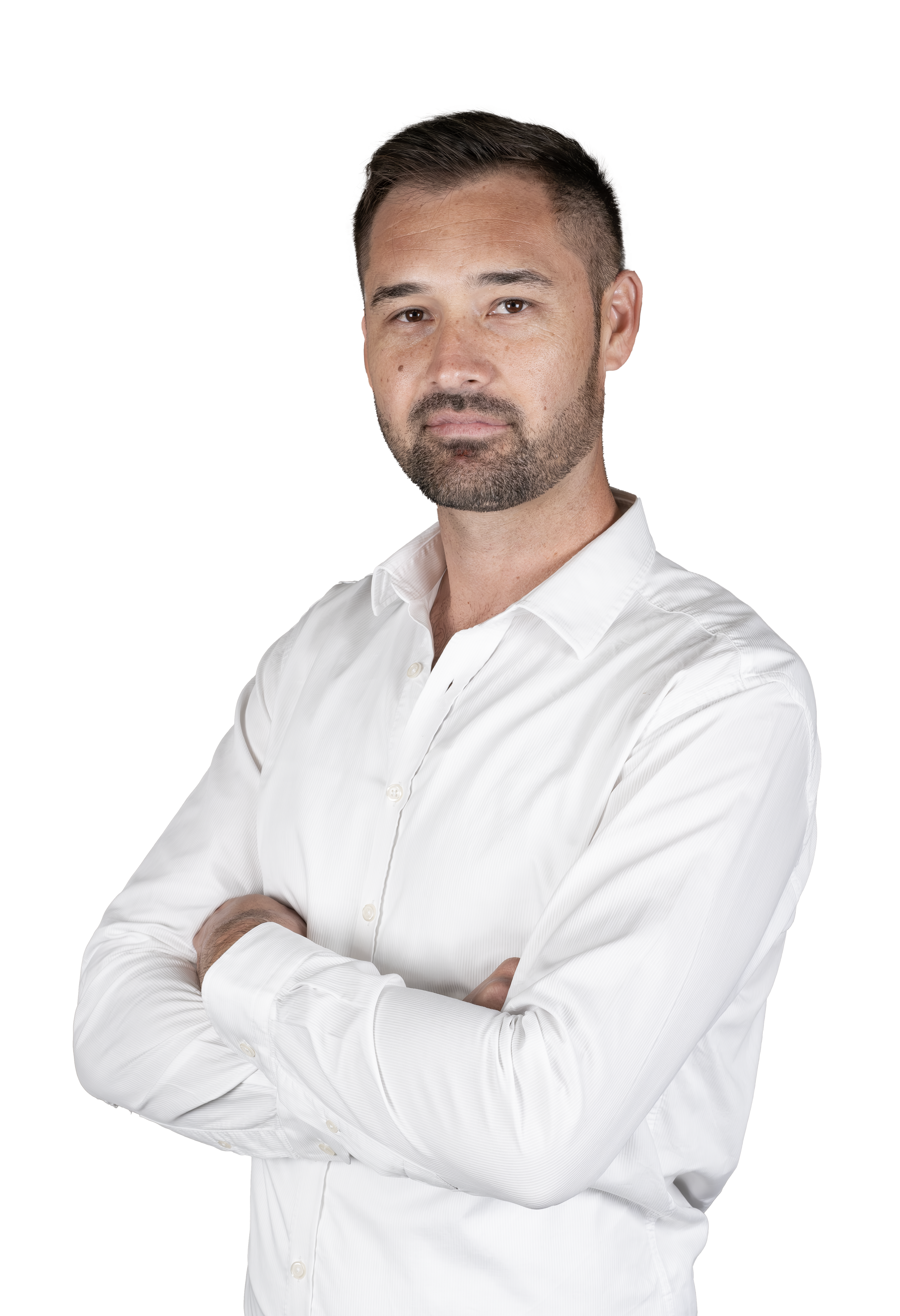 Portrait professionnel buste d’un collaborateur en chemise blanche, fond isolé — photo corporate pour page « Notre équipe », fiche dirigeant ou signature mail