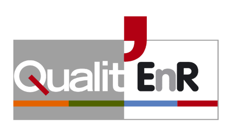 Logo de la certification Qualit’EnR : le nom “Qualit’EnR” stylisé sur deux blocs gris (à gauche) et blanc (à droite), avec une fine bande orange, verte, bleue et rouge en bas, symbolisant les énergies renouvelables et la rigueur qualité.