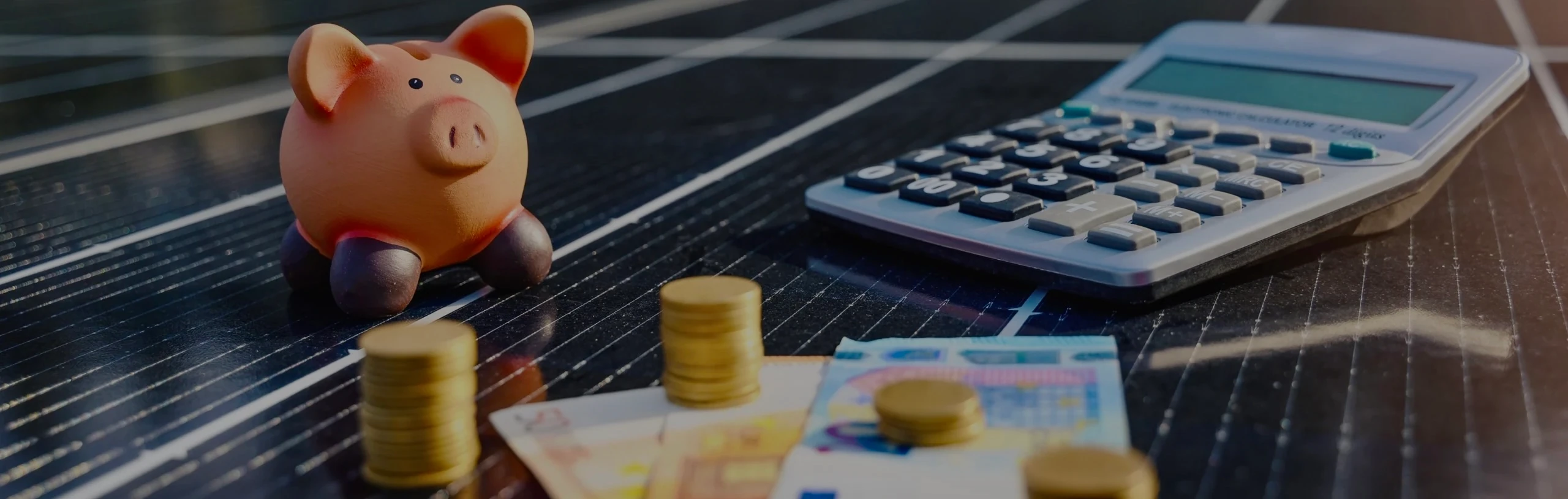 Tirelire, piles de pièces, billets et calculatrice sur un panneau solaire — visuel symbolisant les économies d’énergie.