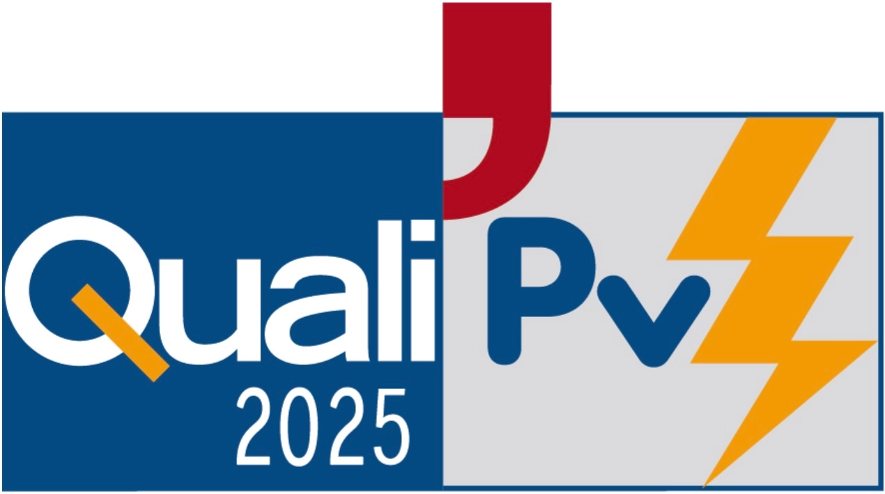 Logo QualiPv 2025, label de qualification des installateurs photovoltaïques, pictogramme d’éclair et symbole électrique.