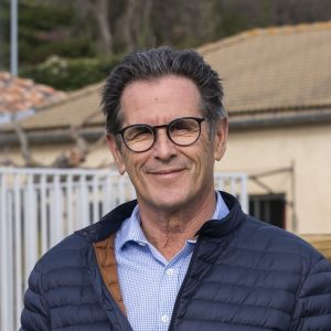 Portrait professionnel du Maire du village Gardois de Saze souriant en veste matelassée et lunettes — photo corporate